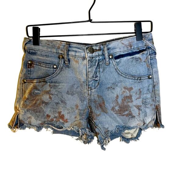 Free People Super Distressed Floral Printed Denim Shorts Size 24 - Picture 1 of 5